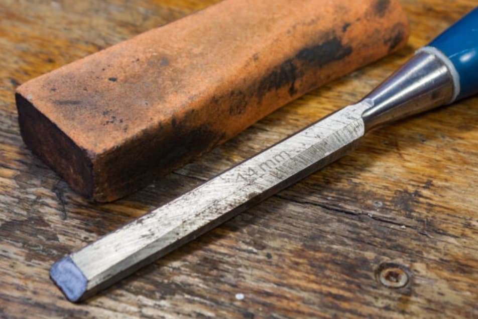 sharpening chisels with oil stones