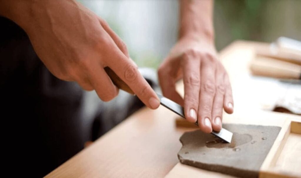 sharpening a chisel with oil stone